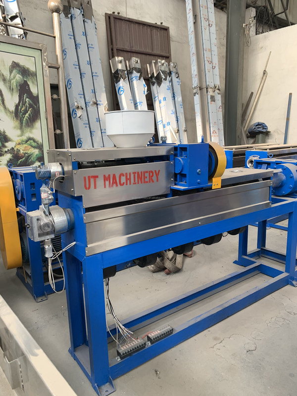 マックス出力 125kg/H-800kg/H と 22kw メインエクストルーダーパワーを持つプラスチックケーブル製造機械