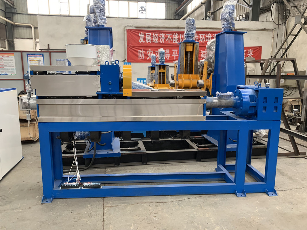 マックス出力 125kg/H-800kg/H と 22kw メインエクストルーダーパワーを持つプラスチックケーブル製造機械